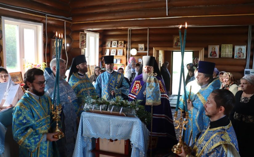 Епископ Митрофан совершил Литургию в храме Блаженной Матроны Московской п.Титово Пачелмского района