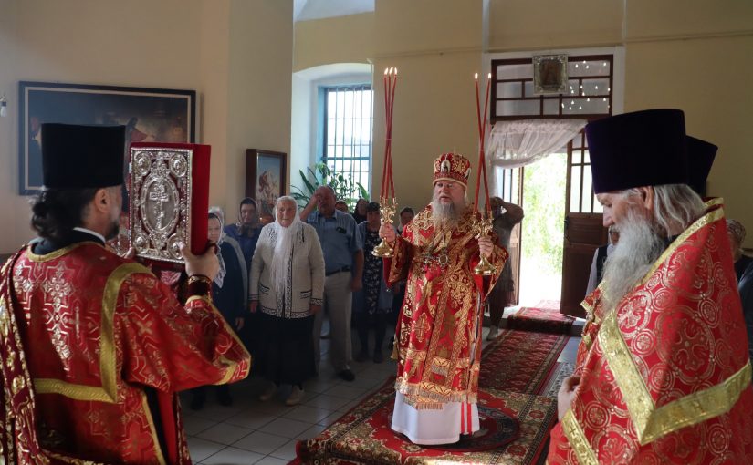 В день Воспоминания чуда Архистратига Михаила, бывшего в Хо́нех, епископ Митрофан совершил Литургию в церкви Михаила Архангела с.Высокое Башмаковского района