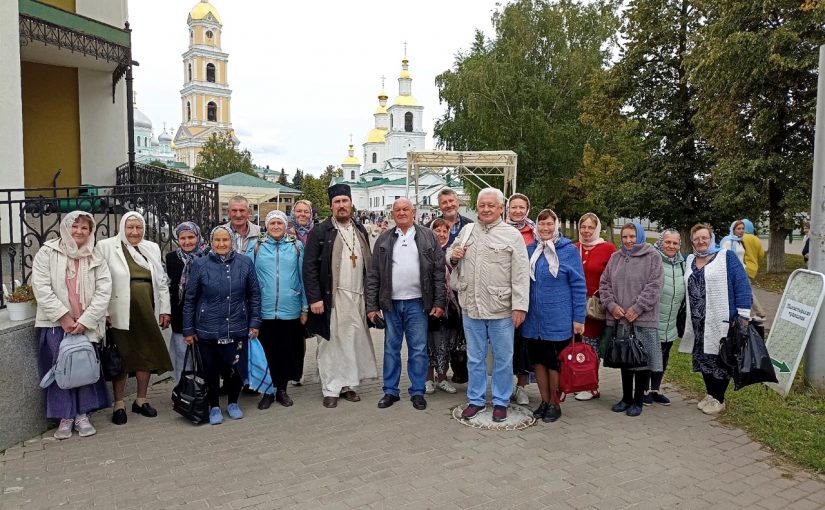 Иерей Святослав Гусев с прихожанами храмов Земетчинского района посетили святыни села Дивеево Нижегородской области