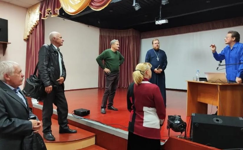 В Спасске прошёл кинолекторий с режиссером Василием Яцкиным