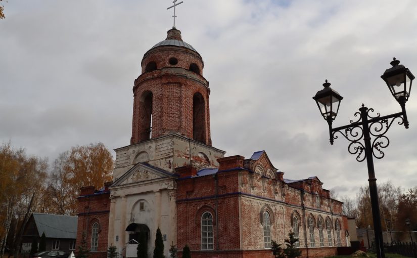 В престольный праздник епископ Митрофан совершил Литургию в соборе Покрова Пресвятой Богородицы с. Наровчата