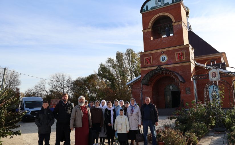 Воспитанники воскресной школы и прихожане Покровского собора города Белинского посетили храм Святителя Тихона, Патриарха Московского и всея Руси, с.Красная Горка Колышлейского района в день его освящения