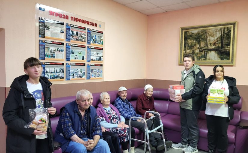 В Международный День пожилого человека иерей Максим Лосенков с волонтерами центра «Ладошки счастья» поздравили сердобчан «золотого возраста»