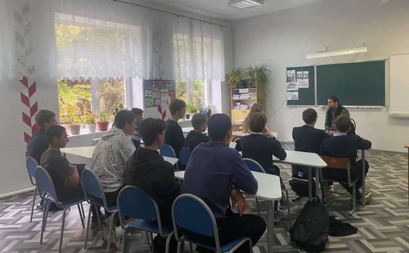 Состоялось знакомство протоиерея Артемия Гуменюка со старшеклассниками МБОУ СОШ села Старое Славкино Малосердобинского района