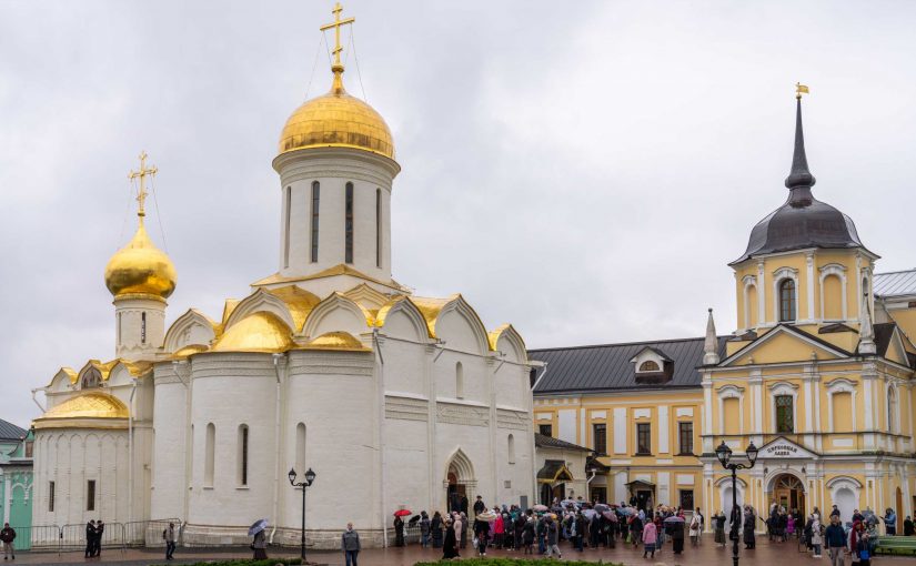 В  канун дня памяти преподобного Сергия, игумена Радонежского, в Троице-Сергиевой лавре совершена малая вечерня с чтением акафиста