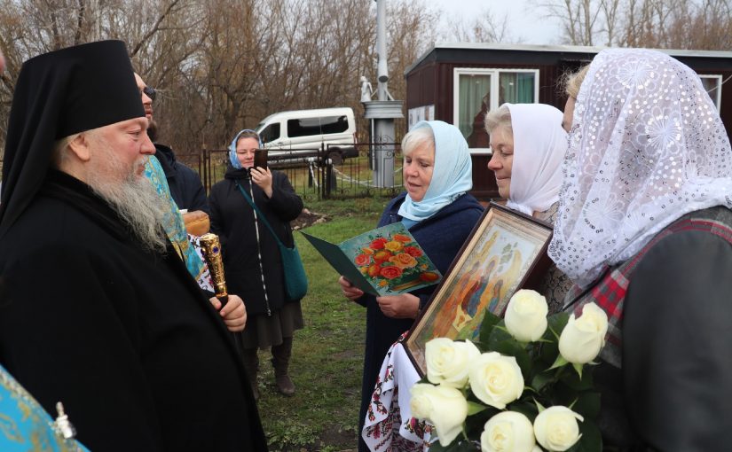 В селе Большая Ижмора Земетчинского района епископа Митрофана прихожане храма Святой Троицы встретили стихами