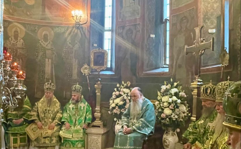 В день памяти преподобного Сергия Радонежского епископ Митрофан сослужил митрополиту Варсонофию за Божественной литургией в Троице-Сергиевой лавре