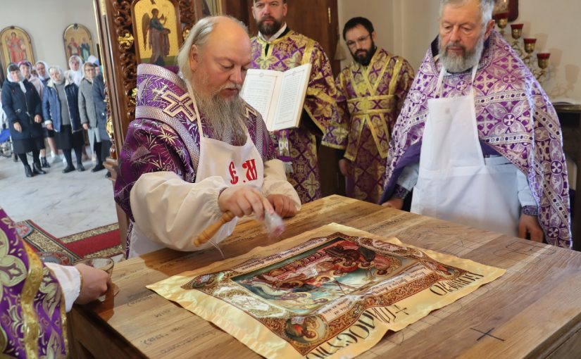 В отдание праздника Воздвижения Животворящего Креста Господня епископ Митрофан совершил чин великого освящения храма Святителя Тихона, Патриарха Московского и всея Руси, с.Красная Горка Колышлейского района