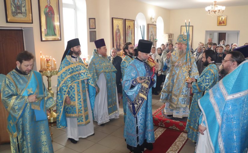 В день чествования Иерусалимской иконы Божией Матери епископ Митрофан совершил Литургию  в храме Святой Троицы с.Большая Ижмора Земетчинского района