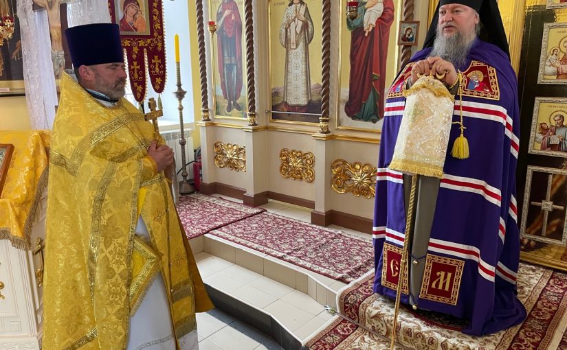 Епископ Митрофан совершил Литургию в храме во имя святителя и чудотворца Николая с.Куракино Сердобского района