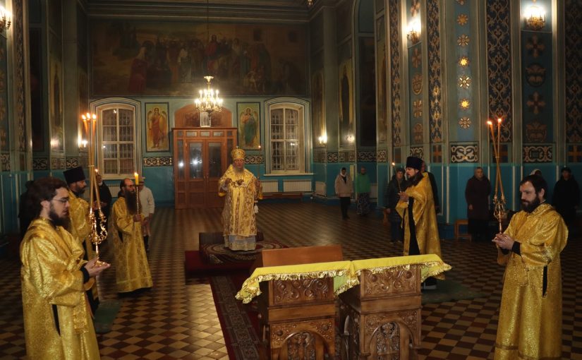 В канун Недели 21-й по Пятидесятнице епископ Митрофан совершил всенощное бдение в кафедральном соборе Архангела Михаила г.Сердобска
