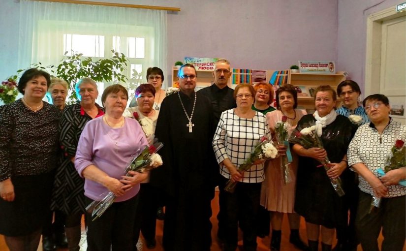 Благочинный Вадинского округа поздравил участников клуба «Радуга» с предстоящим праздником Днем матери