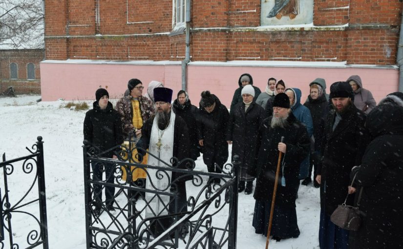 Епископ Митрофан помолился за заупокойной литией на месте упокоения протоиерея Николая Секретарева