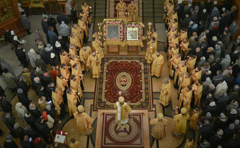 Митрополит Воронежский и Лискинский Леонтий возглавил служение всенощного бдения с акафистом у мощей святителя Митрофана, первого епископа Воронежского