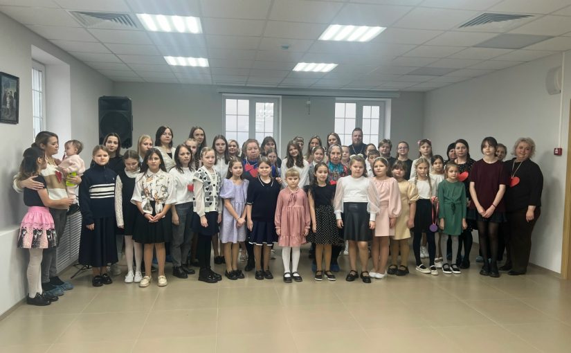 Воспитанники Воскресной группы Духовно-просветительского центра г.Спасска поздравили женщин с Днём Матери