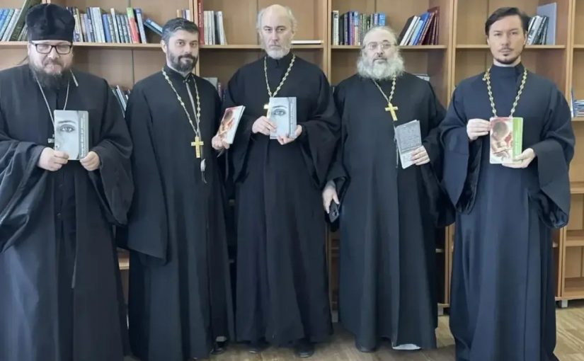 Председатель отдела по церковной благотворительности и социальному служению иеромонах Вениамин (Гришинов) раздал просветительские буклеты о вреде абортов