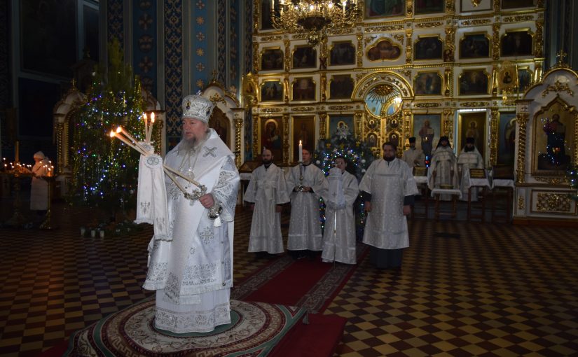 В Рождественский сочельник  епископ Митрофан совершил Литургию в кафедральном соборе Архангела Михаила г.Сердобска