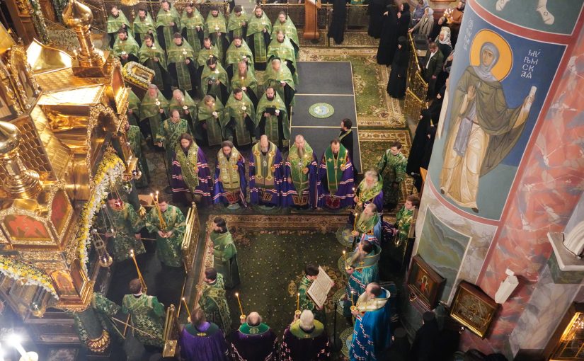 Сонм архипастырей Русской Православной Церкви совершил вечернее богослужение в Серафимо-Дивеевском монастыре