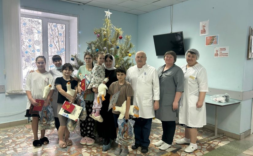 Маленькие пациенты ГБУЗ «Колышлейская РБ» получили поздравления и подарки от помощника благочинного